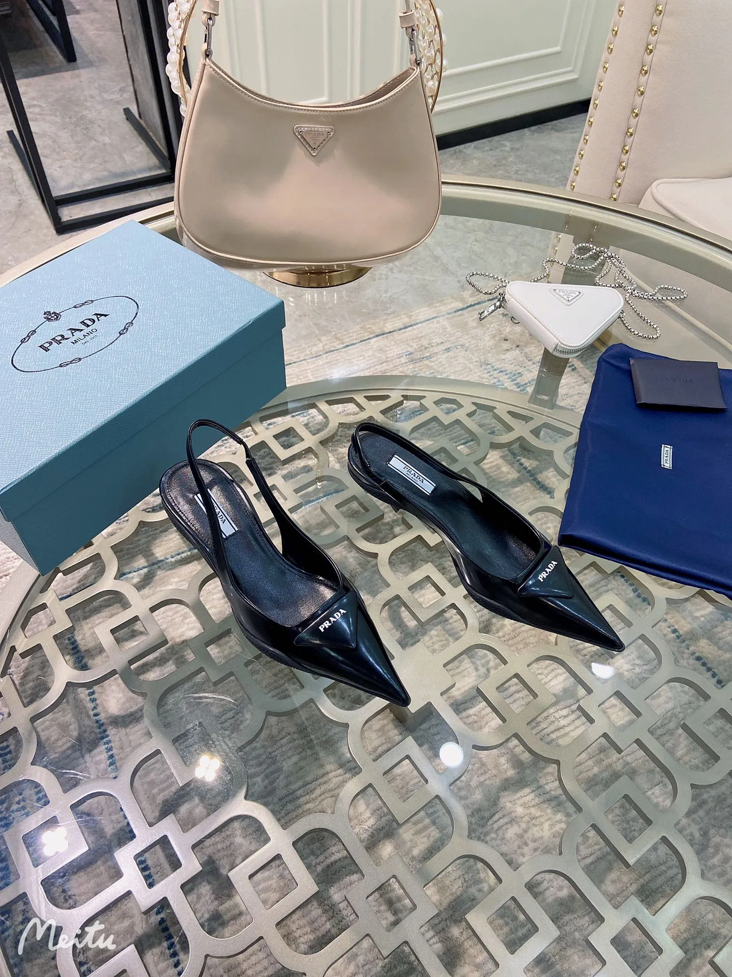 ✨Ex-factory price p480✨ Women's shoes, women's clothing ✨Ex-factory price pRADA ²⁰²¹𝐬𝐬Prada's new spring and summer products are coming with strength! ❣️The same style sandals as popular superstar Jin Chen, a fashionable and versatile nice item. The original shoes are developed and purchased from Italian counters. They are reproduced 1:1 according to the original taste. This year’s theme is not to be defined, embodying texture through simplicity💛From thick-soled sneakers to sawtooth short boots to 2021 kitten heels, everything reveals a sure-fire momentum... Combining gentleness and handsomeness, kitten heels are the finishing touch for little women❤️ Top-notch open-edge beaded cowhide with original 3D printing, triangle logo consistent with the original, wear-resistant t✨factory price PU outsole, goat leather lining, breathable and comfortable ads midsole. ⚛Heel height 3.0cm. ⚛Size: 34-39 (customized in 40 pieces) ⚛Original packaging accessories. ⚛Triangle deduction